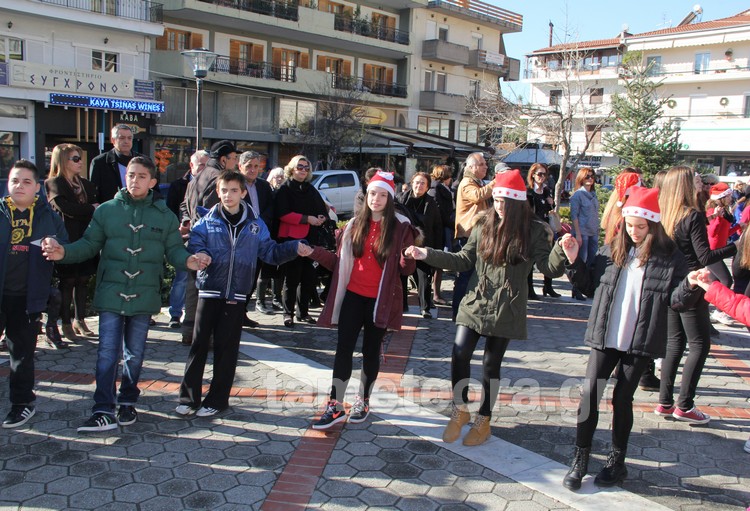 XOREYTIKA_DHMOY_PLATEIA_RHGA_FERAIOY_XRISTOYGENNA_24-12-15_00029