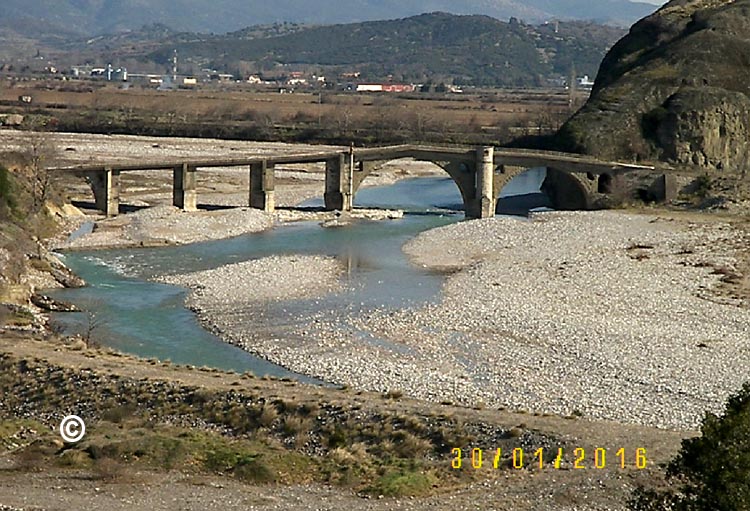 Παλαιά και νέα γέφυρα Σαρακίνας, θεμελιωμένες χωρίς καμία μεταβολή της φυσικής ισορροπίας των κλίσεων της κοίτης