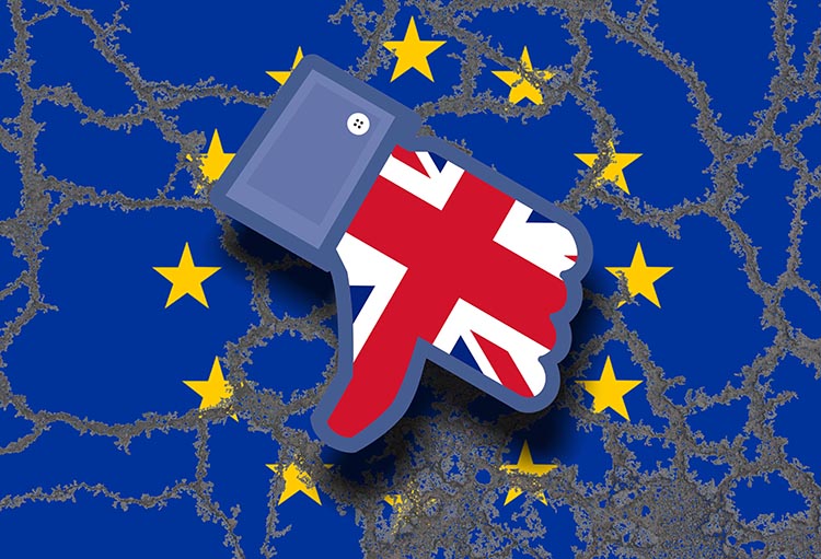 Symbolbild zum drohenden Brexit nach der von David Cameron angestrebten Volksabstimmung in Groίbritannien zum Verbleib in der EU Europδische n Union: erodierende Flagge der EU und Facebook Dislike mit Daumen nach unten und Union Jack
Symbol image to threat  after the from David Cameron desired Referendum in UK to Remaining in the EU European n Union Eroding Flag the EU and Facebook dislike with Thumb after below and Union Jack