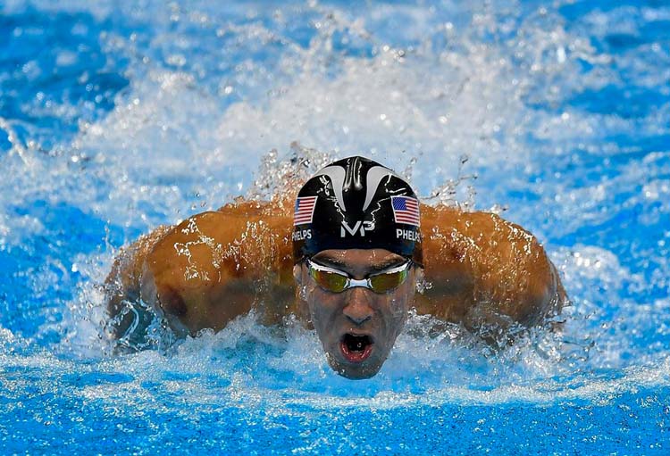 epa05476049 Michael Phelps of USA on his way to winning the men's 200m Individual Medley Final race of the Rio 2016 Olympic Games Swimming events at Olympic Aquatics Stadium at the Olympic Park in Rio de Janeiro, Brazil, 11 August 2016.  EPA/Zsolt Czegledi HUNGARY OUT