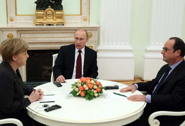 epa04606288 Russian President Vladimir Putin (C), German Chancellor Angela Merkel (L) and French President Francois Hollande (R) talk during their meeting at the Moscow Kremlin, Russia, 06 February 2015. German Chancellor Angela Merkel and French President Francois Hollande arrived in Moscow on 06 February to discuss with President Vladimir Putin a last minute peace initiative for Ukraine.  EPA/SERGEI ILNITSKY