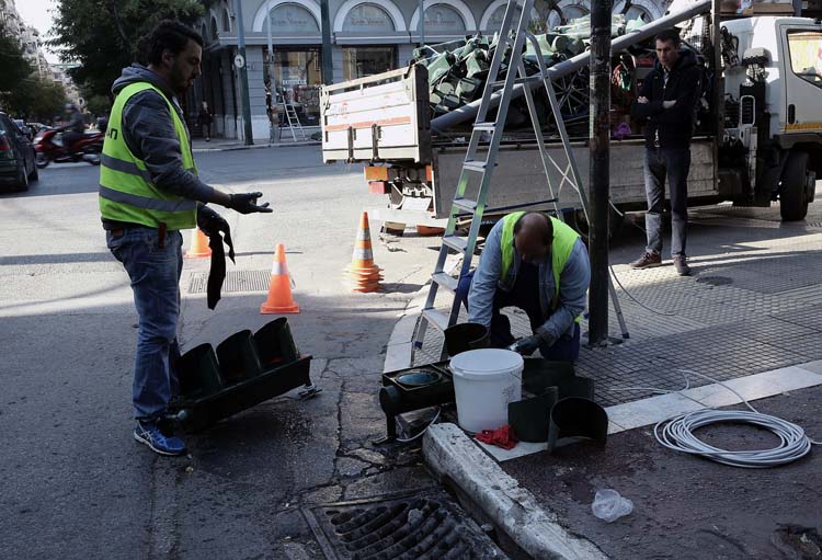 Συνεργεία τεχνικών αποκαθιστούν τα κατεστραμμένα φανάρια στην οδό Στουρνάρη και Πατησίων, που προκλήθηκαν από ομάδες νεαρών οι οποίοι είχαν καταλάβει το Πολυτεχνείο κατά τη διάρκεια επεισοδίων, στους δρόμους γύρο από το Ίδρυμα, μετά το τέλος της πορείας για την 43η επέτειο της εξέγερσης του Πολυτεχνείου, στην Αθήνα, Σάββατο 19 Νοεμβρίου 2016. ΑΠΕ-ΜΠΕ/ΑΠΕ-ΜΠΕ/ΣΥΜΕΛΑ ΠΑΝΤΖΑΡΤΖΗ