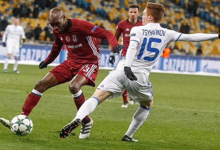 epa05663189 Atiba Hutchinson (L) of Besiktas vies for the ball with Viktor Tsygankov (R) of Dynamo during the UEFA Champions League group stage, Group H, soccer match between Dynamo Kyiv and Besiktas at the Olimpiyskiy stadium in Kiev, Ukraine, 06 December 2016.  EPA/ROMAN PILIPEY