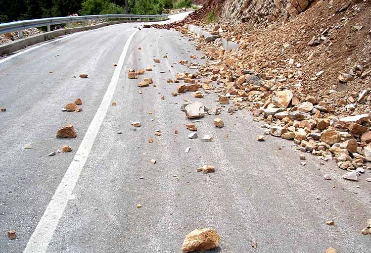 Πτώσεις βράχων σε δρόμο