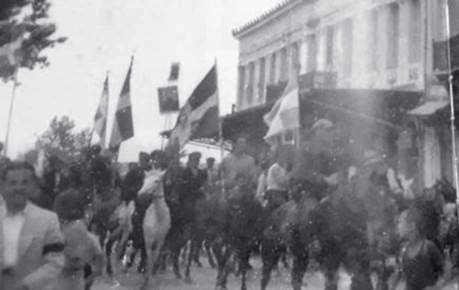 18 Οκτώβρη 1944 , ο εφεδρικός ΕΛ.Α.Σ. μπαίνει ελευθερωτής στα Τρίκαλα .Το φωτογραφικό στιγμιότυπο στην αρχή της οδού Ασκληπιού, μπροστά στο τότε ξενοδοχείο «ΠΙΝΔΟΣ».