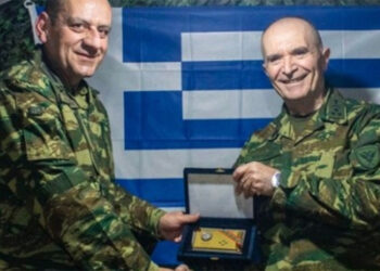 Ο Αρχηγός ΓΕΣ Αντιστράτηγος Γ. Κωστίδης απονέμει τιμητική πλακέτα στον Διοικητή της ΣΜΥ Ταξίαρχο Κ. Κοτάκο