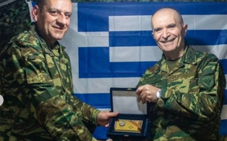 Ο Αρχηγός ΓΕΣ Αντιστράτηγος Γ. Κωστίδης απονέμει τιμητική πλακέτα στον Διοικητή της ΣΜΥ Ταξίαρχο Κ. Κοτάκο
