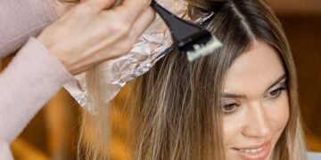 https://www.tameteora.gr/perissotera/ygeia-omorf/699449/vafes-mallion-poies-oi-epiptoseis-stin-tricha-kai-to-derma/